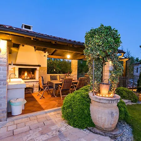 Experience For 8 People With Private 46 M2 Heated Pool & Pet Friendly 빌라